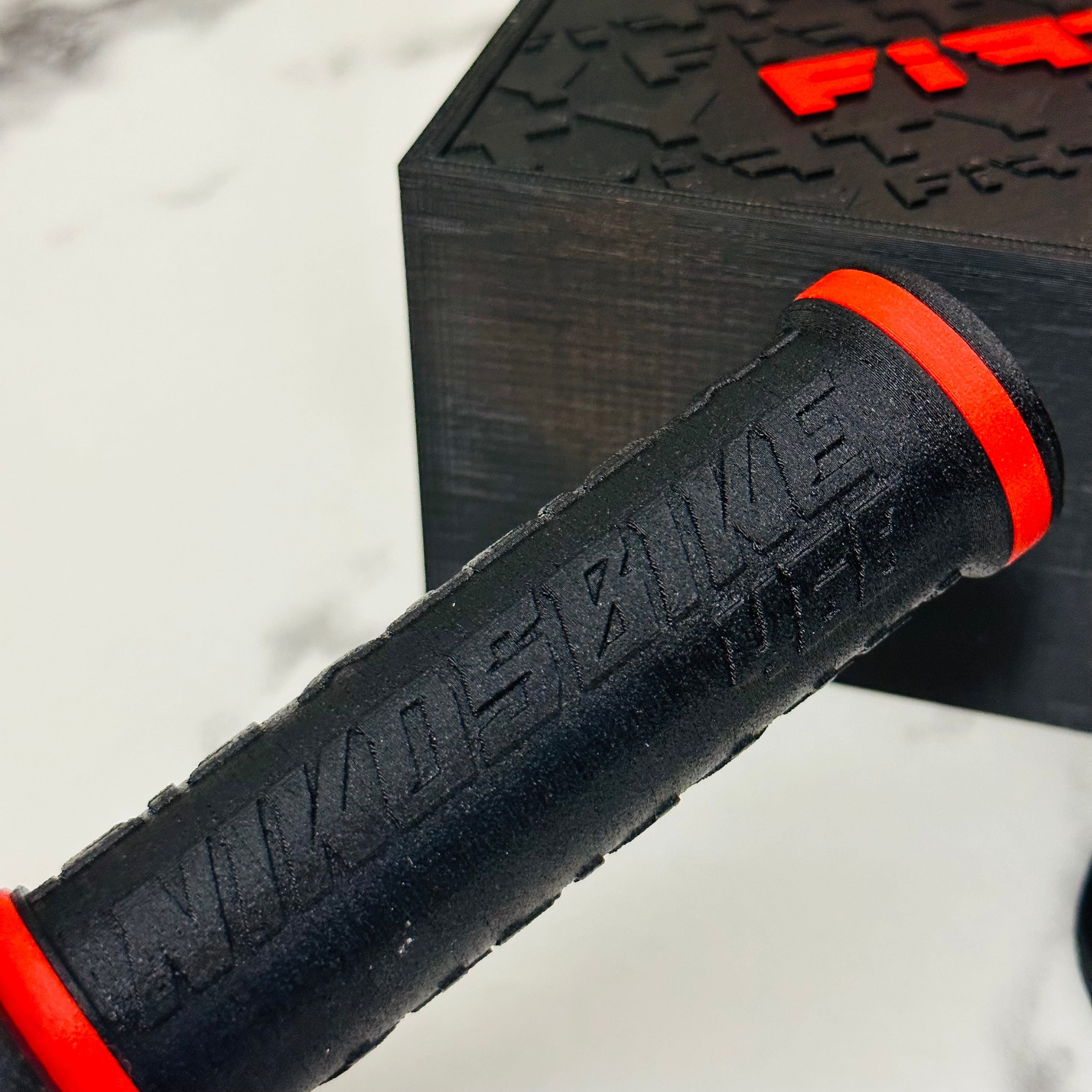 poignées de moto rouge